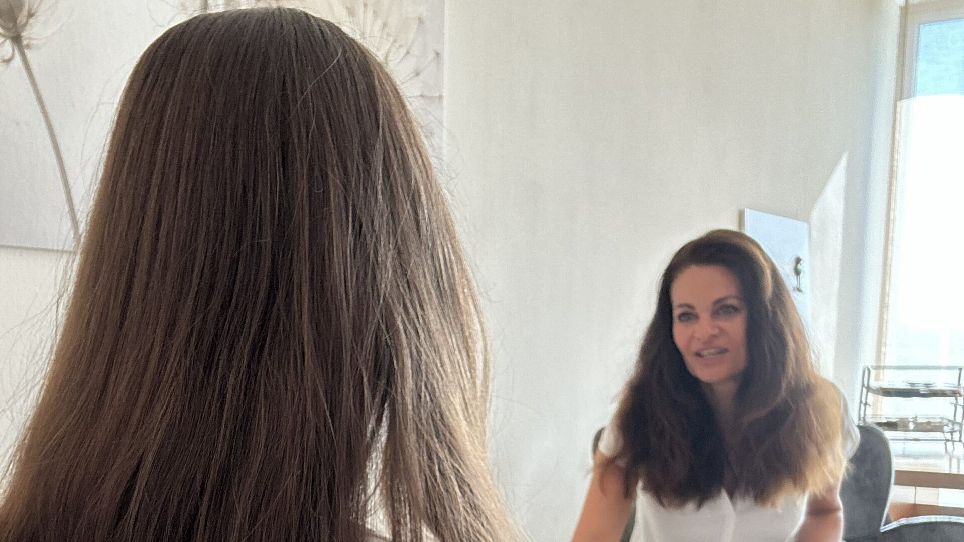 Ich sitze mit einer Klientin in meinem Beratungsraum und mache ein Coaching